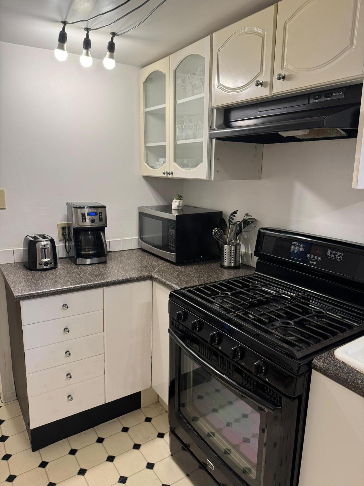 Charming Private Kitsilano Suite Vancouver Exterior photo